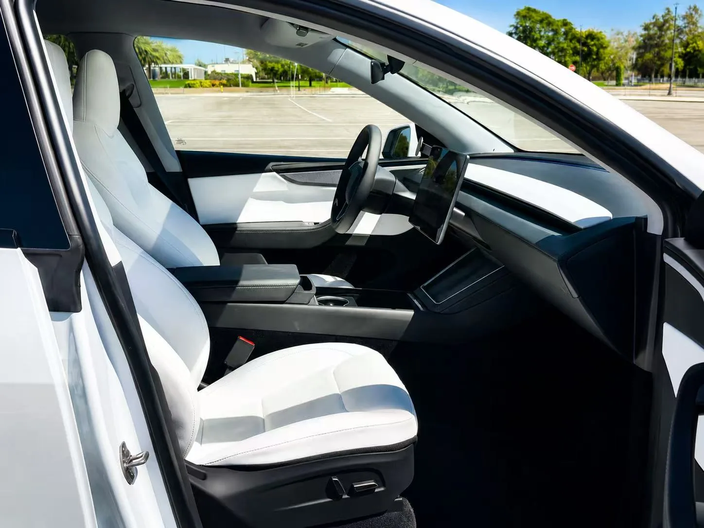 车门打开的 Tesla Model Y 浅色内饰