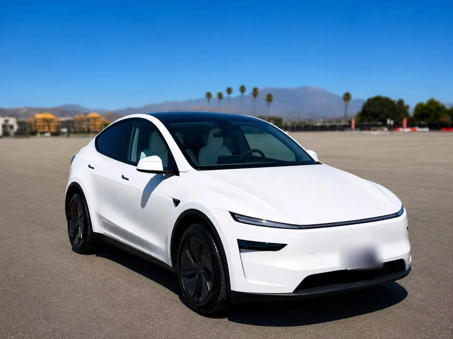 停在尔湾门店前的白色 Tesla Model Y